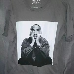 Gray Short Sleeve Tee with Dramatic Black and White Print